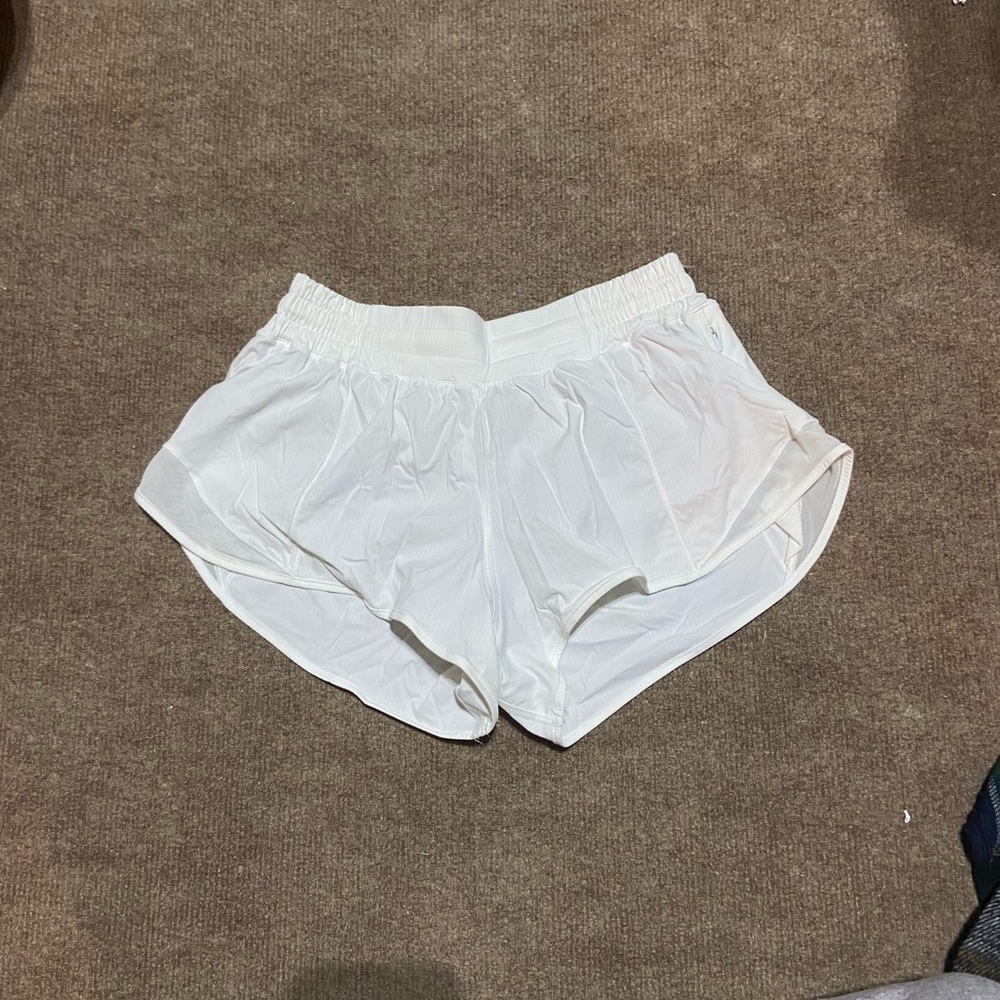 Lululemon Hotty Hot 2.5 Shorts white